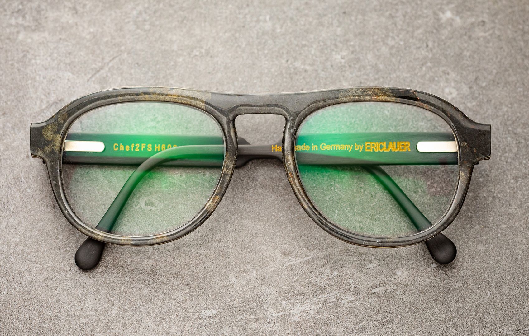 Eine Brille mit grünen Gläsern, die stilvoll und modern wirkt