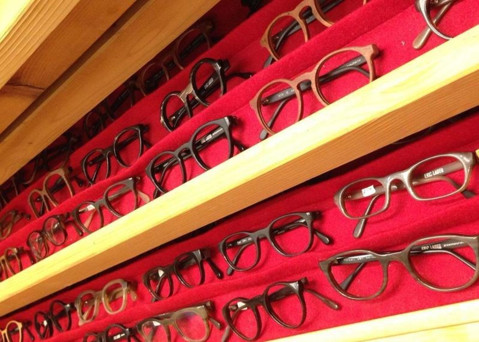 Eine Präsentation von Brillen in einem Geschäft, die verschiedene Stile und Farben zeigt
